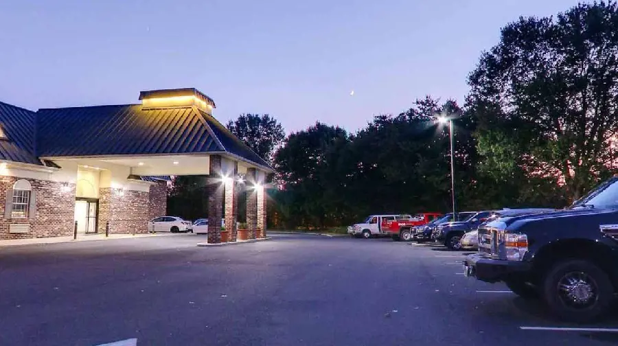 Best Western South - West Deptford Inn has outdoor self park.
