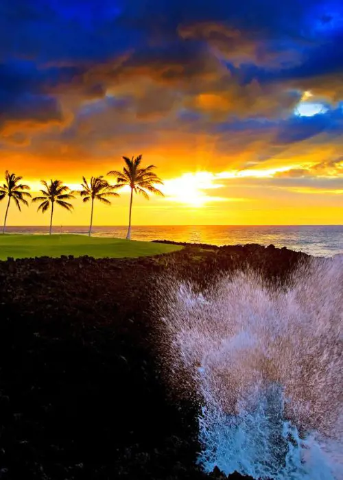 A majestic view of the Pacific Ocean at the golf course of Hilton Waikoloa Village