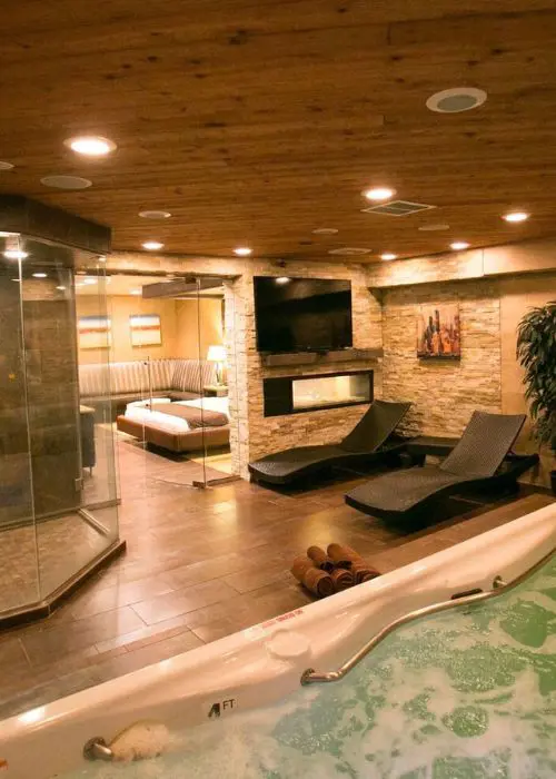 The Champagne Lodge is amongst the hotels in Chicago with Jacuzzi in rooms.