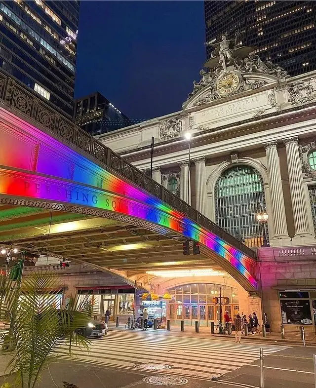 The Park Avenue Viaduct celebrated Pride in NYC with rainbow light (Photographed by Adélaïde Chantilly)