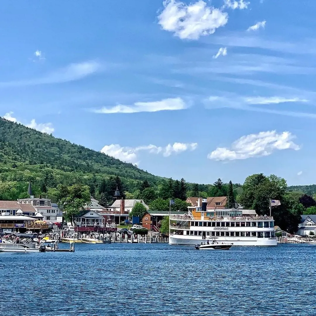 Portrait of Lake George during the sunny day (photo by @cindylai9880)