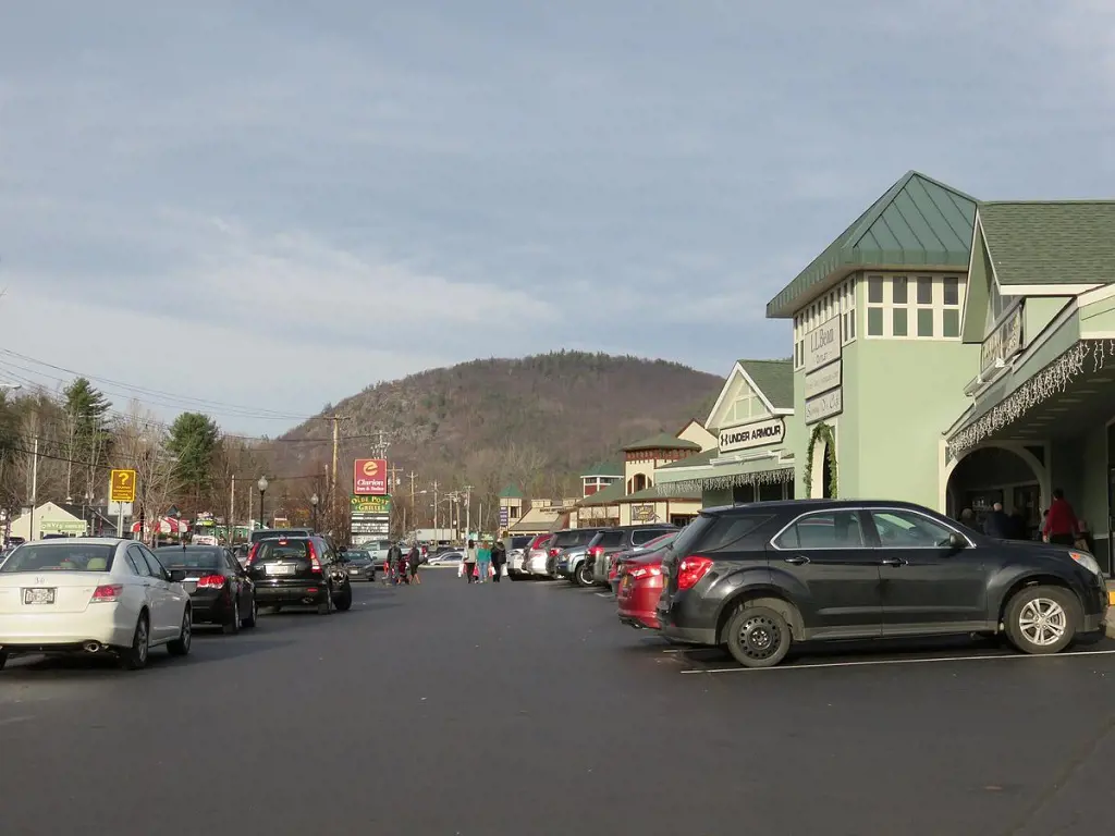 Image of shopping outlets in lake George NY