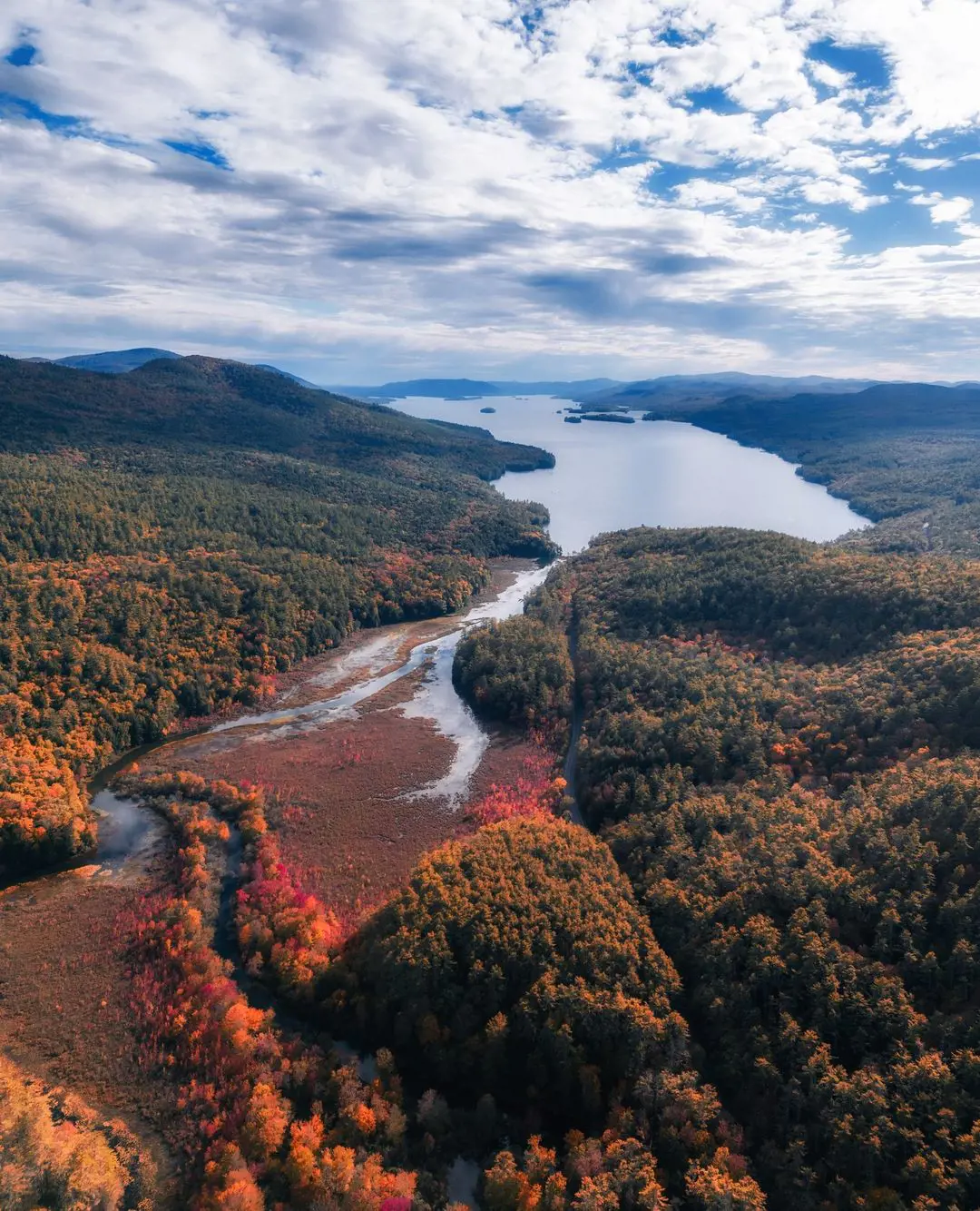 Lake George's portrait during the month of Autumn (photo by @syahiax)