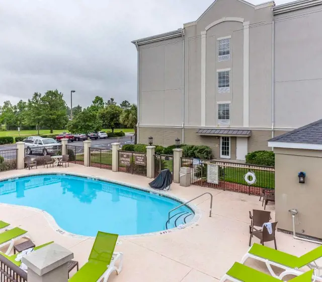 The Comfort Suites building with its seasonal outdoor pool at the front